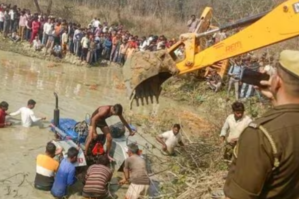 उत्तर प्रदेश के कासगंज में ट्रैक्टर-ट्रॉली दुर्घटना