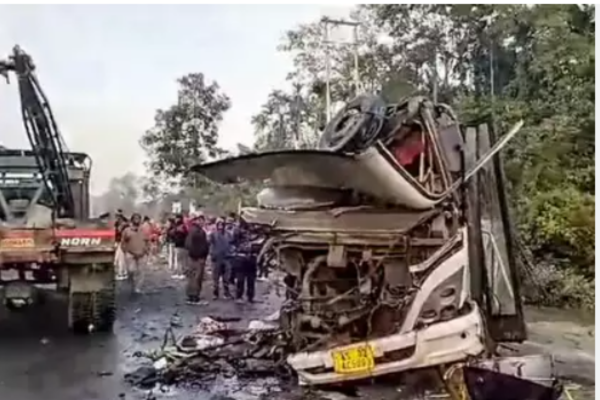 असम में बस-ट्रक दुर्घटना