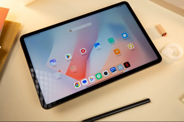 11.2 इंच का LCD डिस्प्ले है जिसकी रिज़ॉल्यूशन 3200x2136